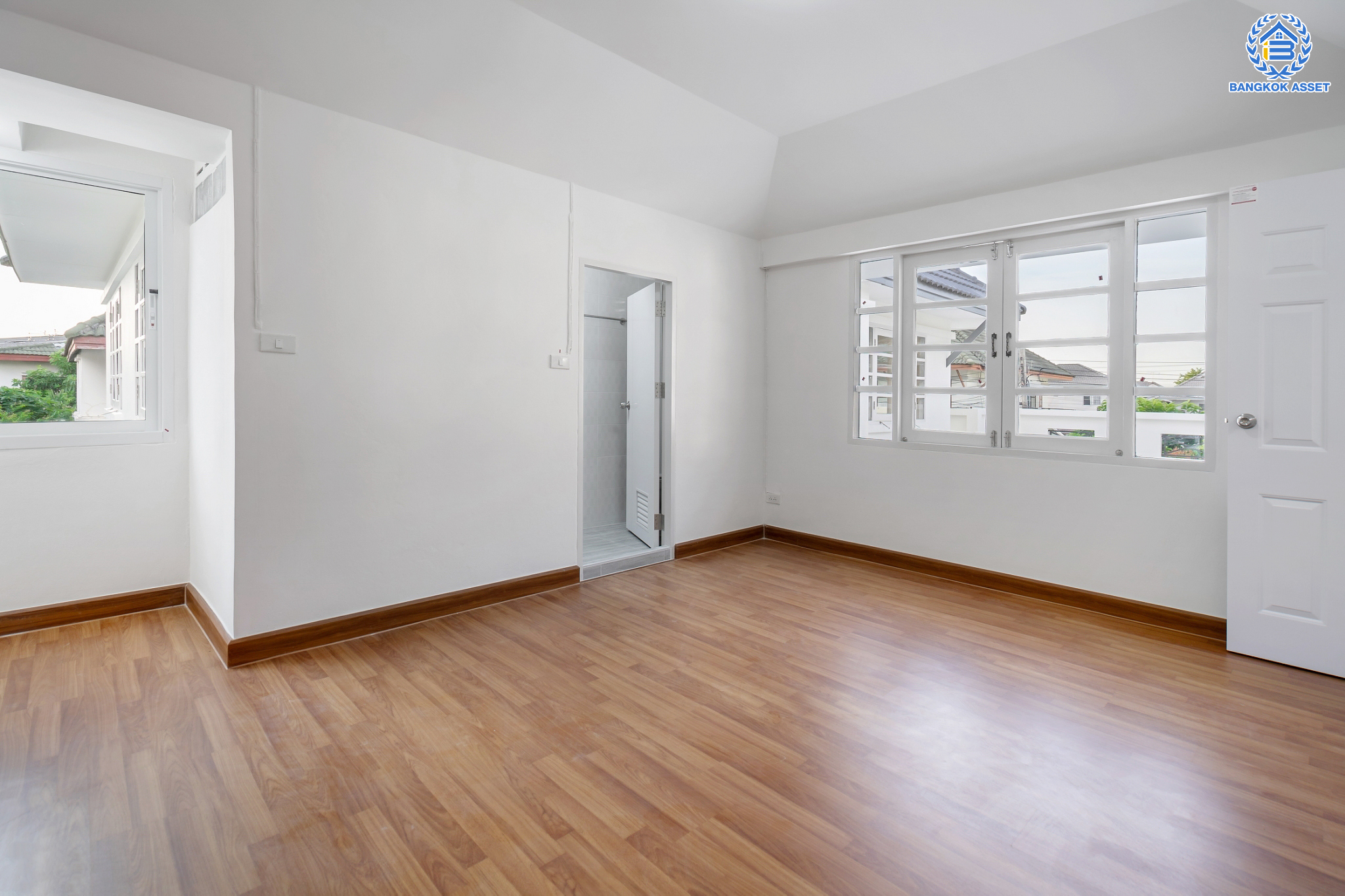 บ้านมือสองตกแต่งใหม่ ม.ดิเอมเมอรัลด์พาร์ค2 บางกรวย-ไทรน้อย เนื้อที่ 58.9 ตร.ว. ฟังก์ชัน 5 ห้องนอน 3 ห้องน้ำ 1 ห้องอเนกประสงค์ 2 ที่จอดรถ บนทำเลศักยภาพ เชื่อมสู่ถนนชัยพฤกษ์ เพียง 5 นาที ใกล้เซ็นทรัลเวสต์เกต และรถไฟฟ้าสายสีม่วง "สถานีบางพลู"...